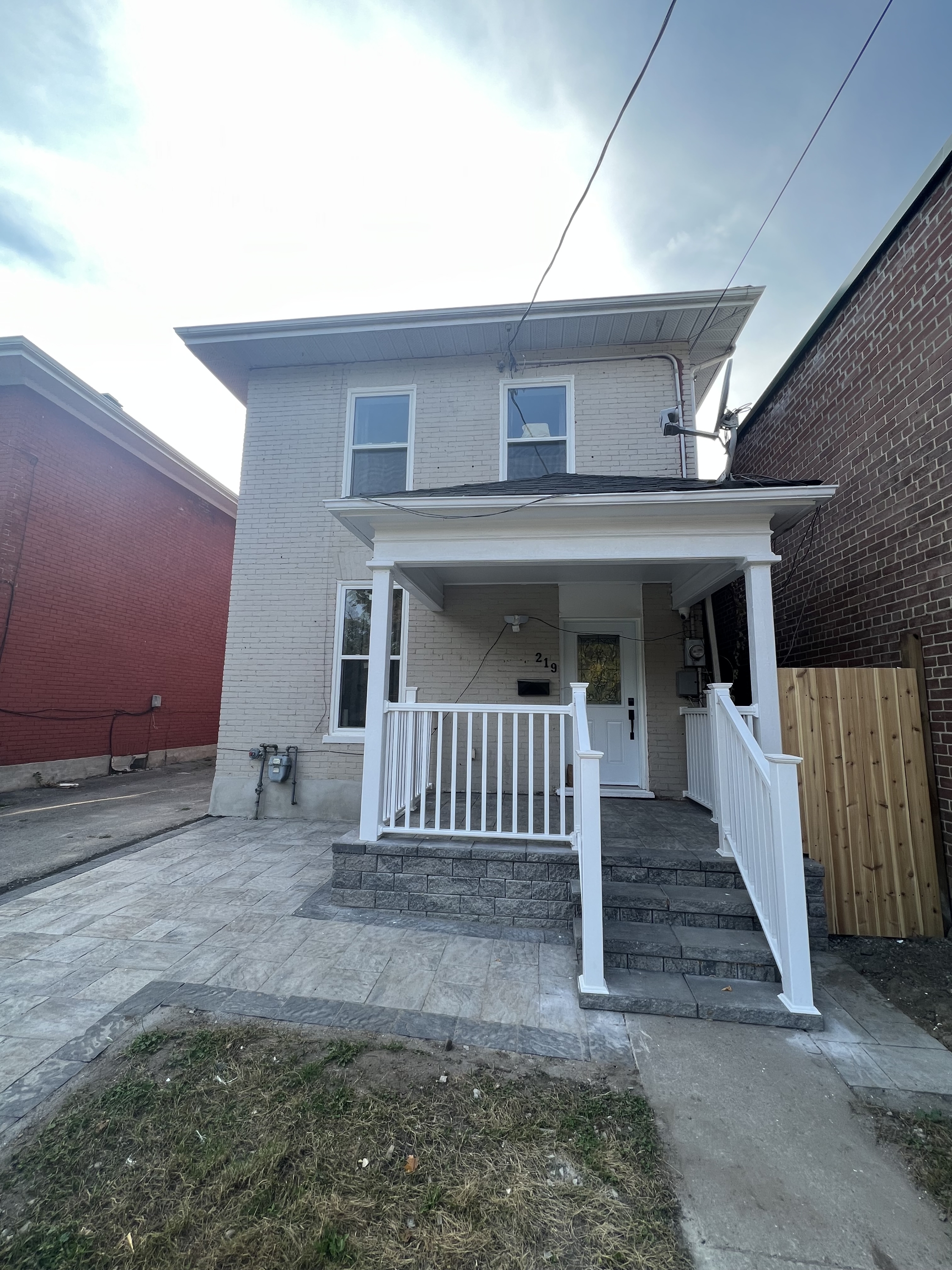 219 Stewart St Main Floor - 3